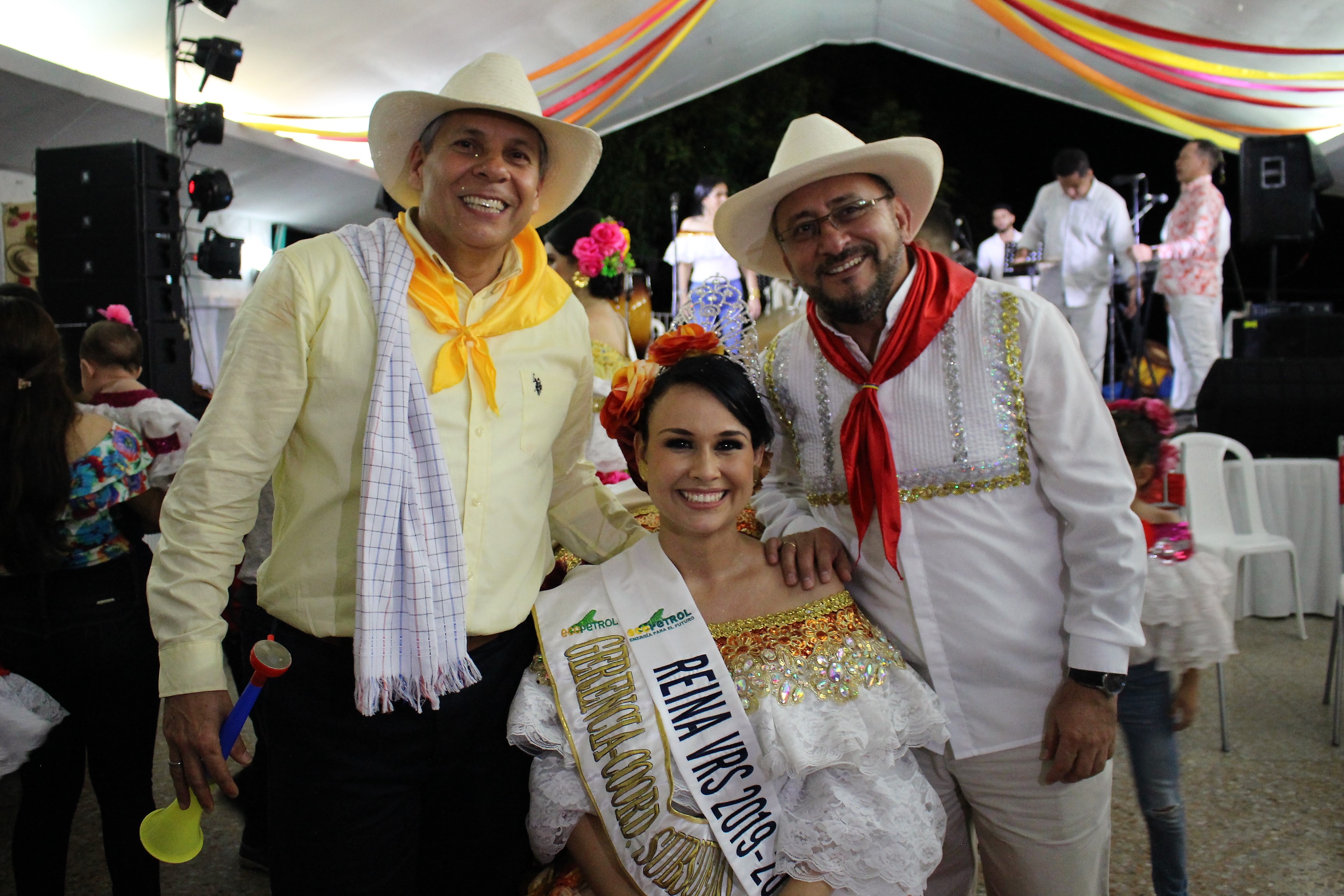 La Reina 2019 Paula Sofía Sanmiguel, acompañada del Gerente de Producción Huila (e) Martín Santos Rueda y el Vicepresidente Regional Sur (e) Carlos Hernando Candela.